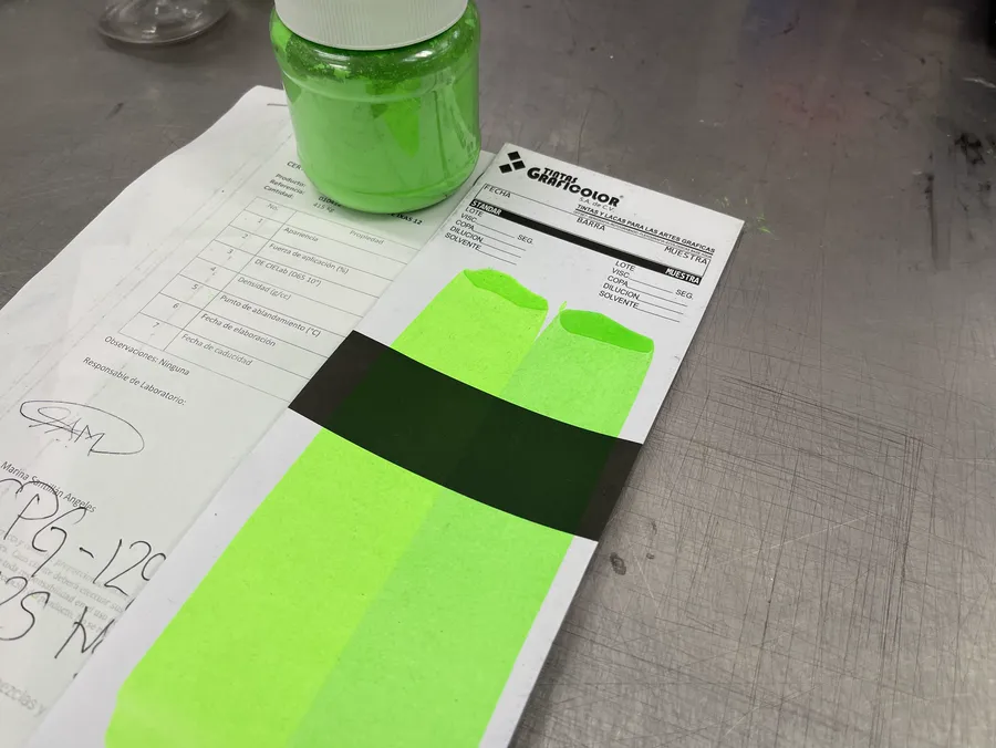 Prueba de color de una tinta sobre carta de control en el laboratorio