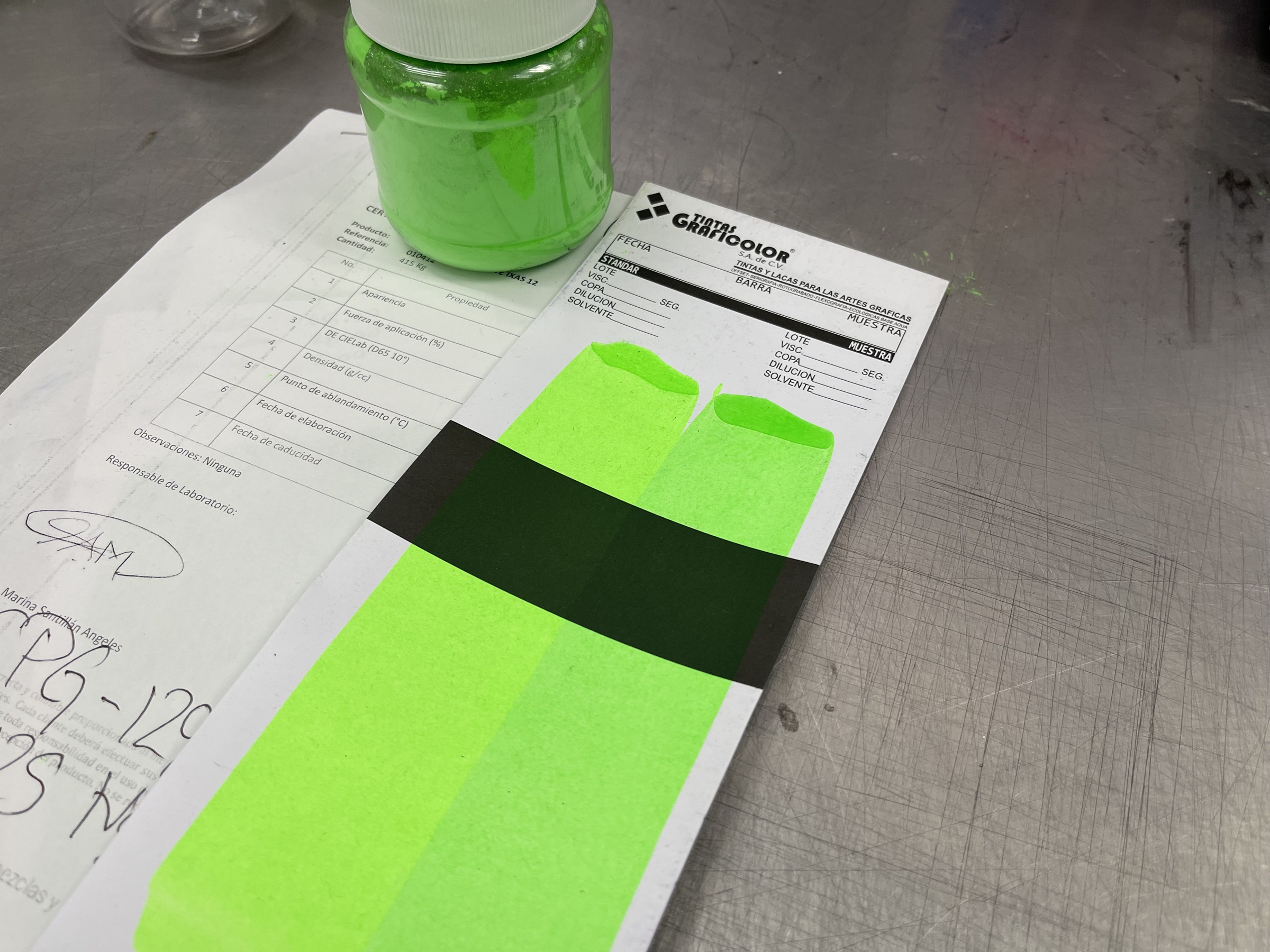 Equipo de medición de color sobre una muestra de tinta en el laboratorio