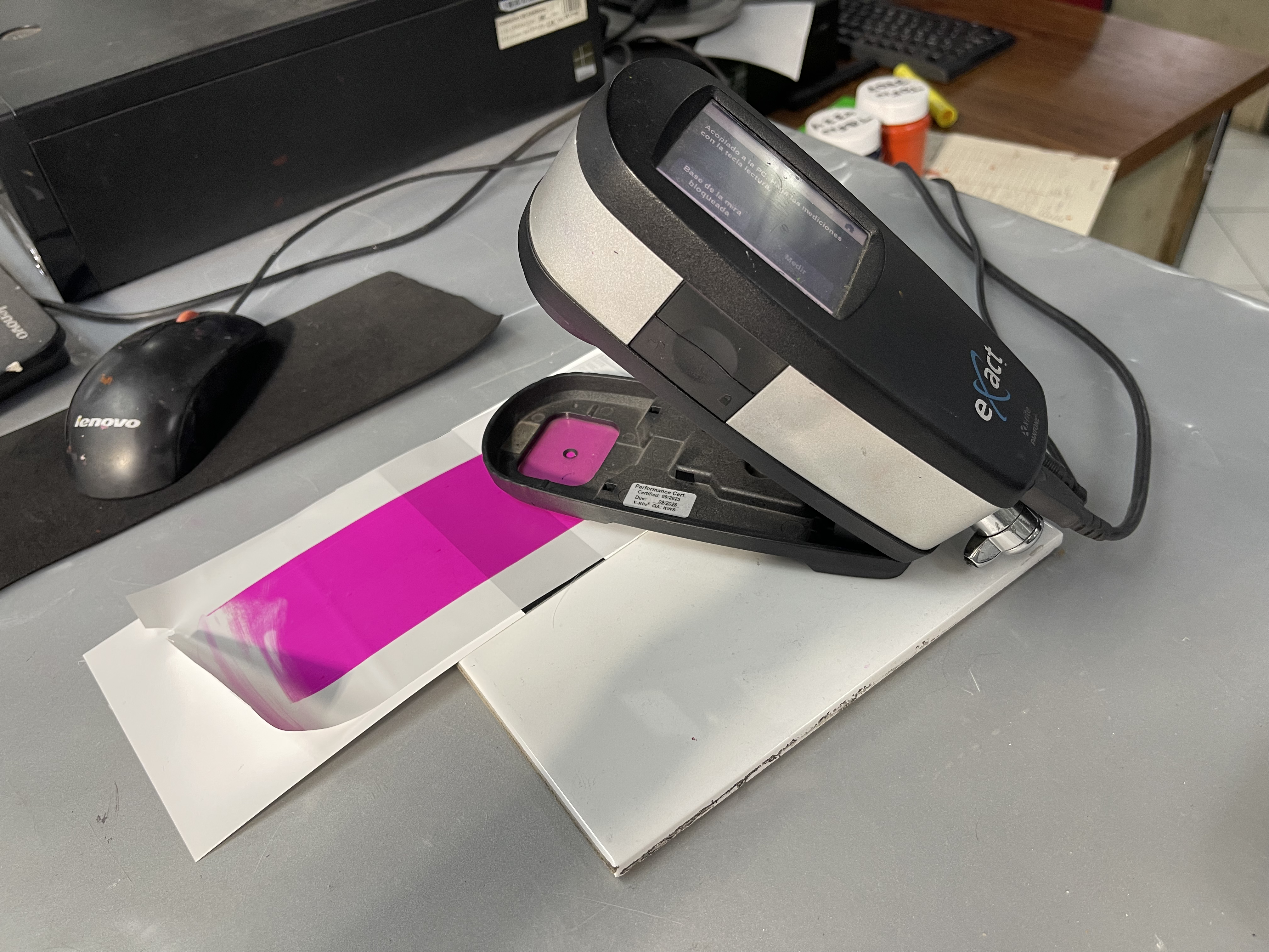 Equipo de medición de color sobre una muestra de tinta en el laboratorio